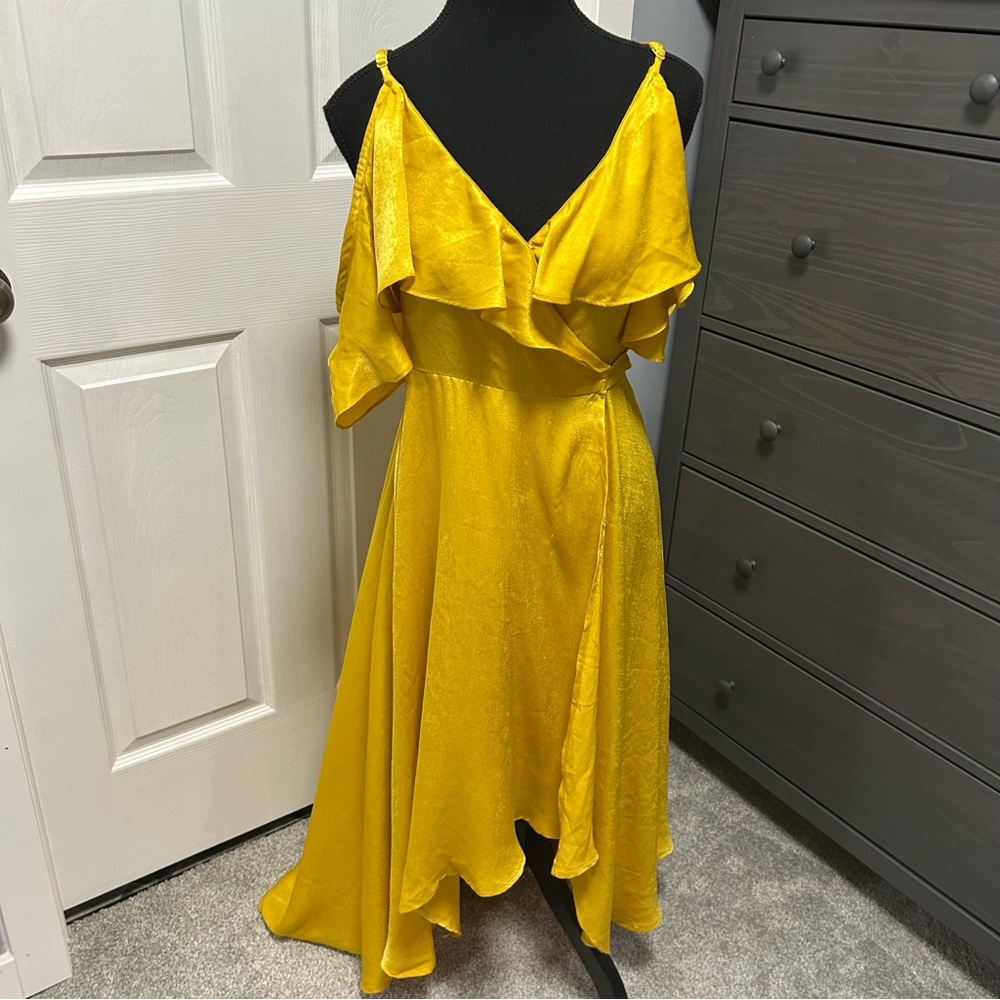 Beautiful and flattering Lulu's Dress